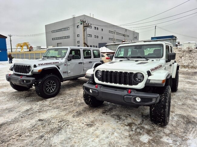 
Например, на форумах, таких как JLWranglerForums, пользователи отмечают, что "турбочетверка" делает Wrangler более универсальным для повседневной езды, сохраняя при этом внедорожный потенциал. Однако австралийские и европейские владельцы, часто использующие Wrangler на длинных перегонах или в жарком климате, иногда жалуются на перегрев турбины при длительных нагрузках, особенно если не используется премиальное топливо. Технические специалисты из сервисных центров Jeep в Германии и Канаде подтверждают, что такие случаи редки, но рекомендуют менять масло каждые 8-10 тысяч км вместо заявленных производителем 15 тысяч, чтобы продлить срок службы турбонагнетателя.