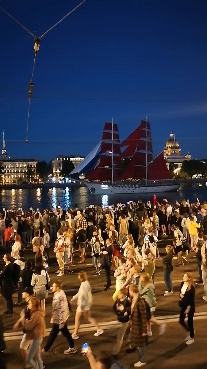 Бриг движется к Дворцовому мосту