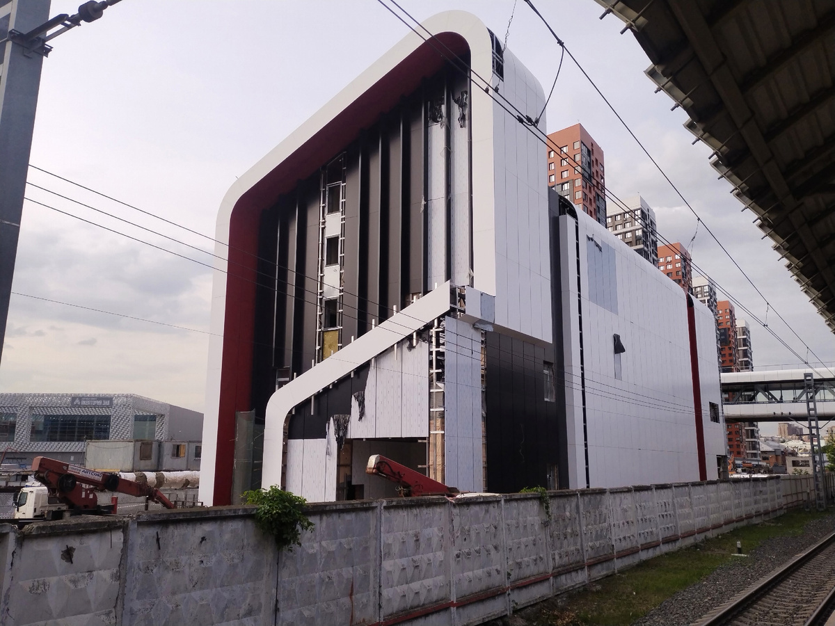 📷 1.1: Близится к завершению монтаж панелей с геометрическим принтом на фасаде здания тягово-понизительной подстанции.