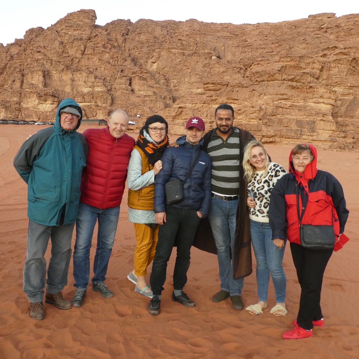 Наша «славянская группа» и Маджед. Для него мы вообще были одинаковыми - ему что русские, что поляки, что чехи, никакой разницы. Фото автора.