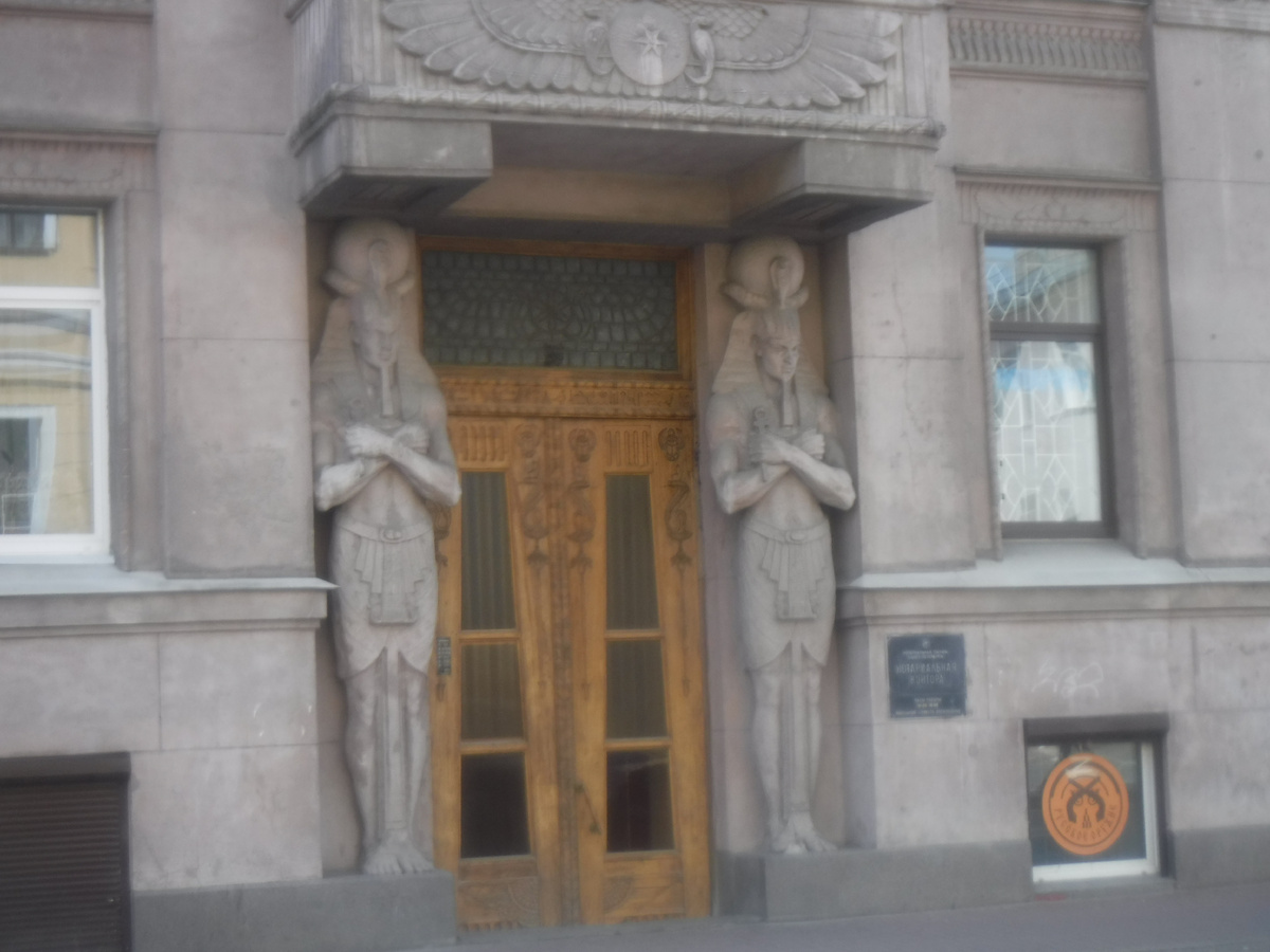 Египетсие статуи у входа в Египесткий дом 