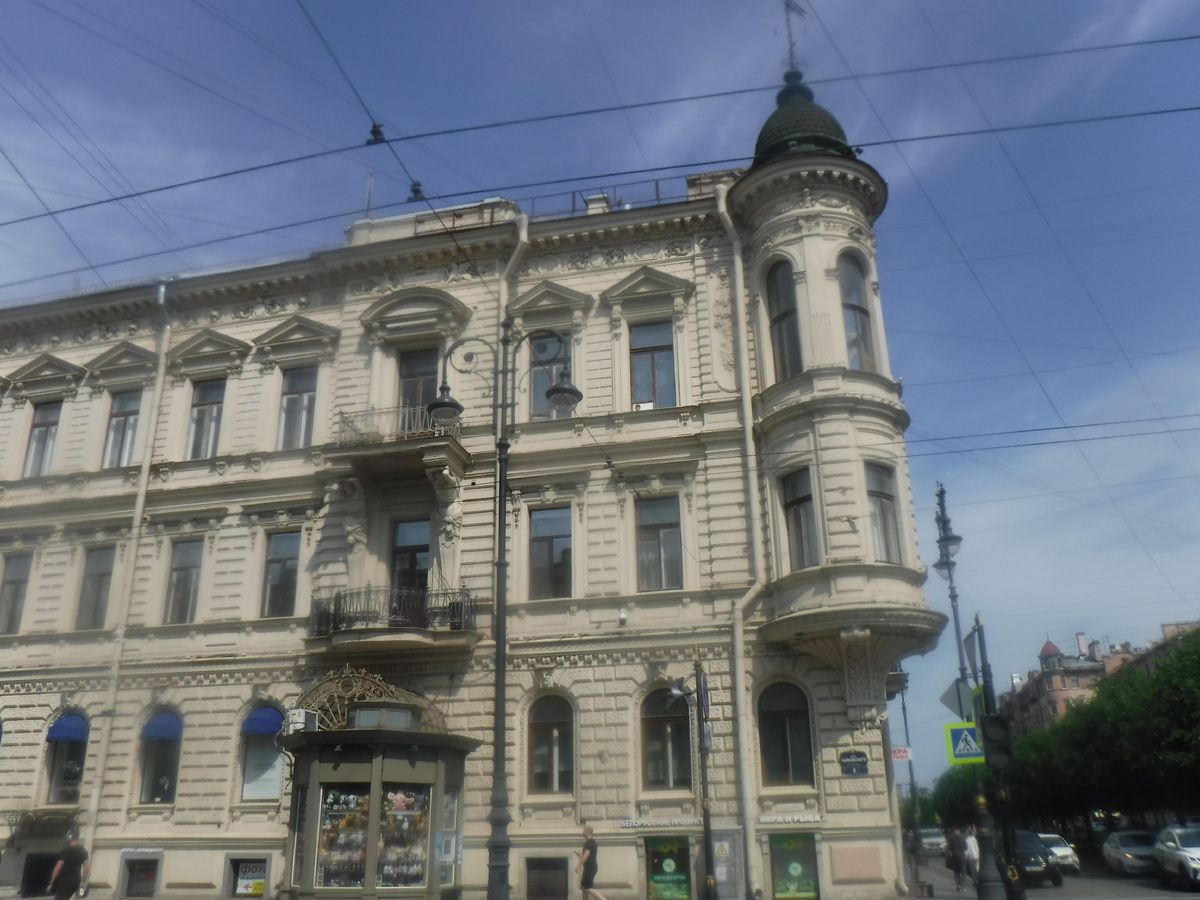 Очень красивый дом на углу проспекта Чернышевского и улице Чайковского. Даже Атланиов на балконе видно  