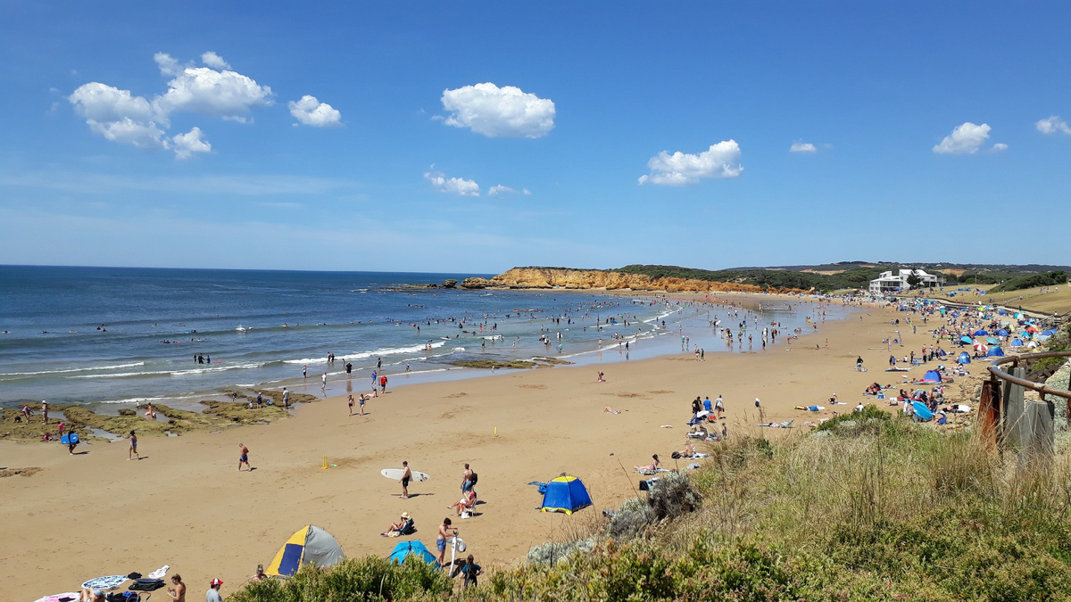 Обычный пляж. Довольно много народу. В такую погоду под зонтиками не особо спрячешься, поэтому многие берут для детей палатки.