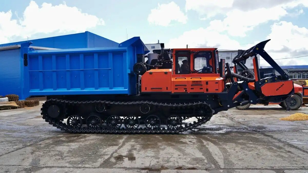 Фото: rosspetsmash.ru / Ассоциация «Росспецмаш» / завод «Алтайлесмаш»
Внешний вид новой многофункциональной разработки от завода «Алтайлесмаш»