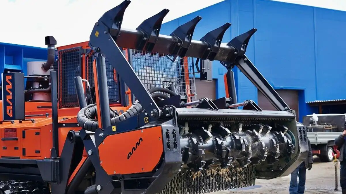 Фото: rosspetsmash.ru / Ассоциация «Росспецмаш» / завод «Алтайлесмаш»
Гусеничная машина МТЧ-4, объединяющая функции самосвала и мульчера