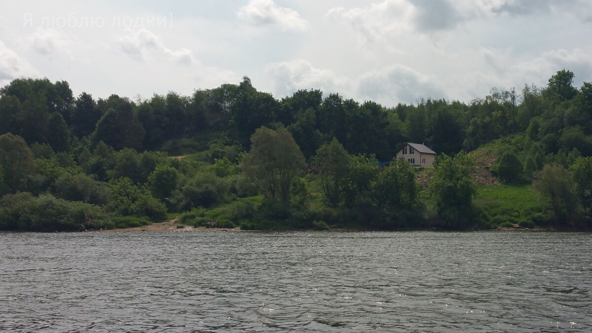Одинокий домик. Хозяин расслабляется в кресле на личном пляже. Говорят, что при строительстве пришлось срыть целый холм
