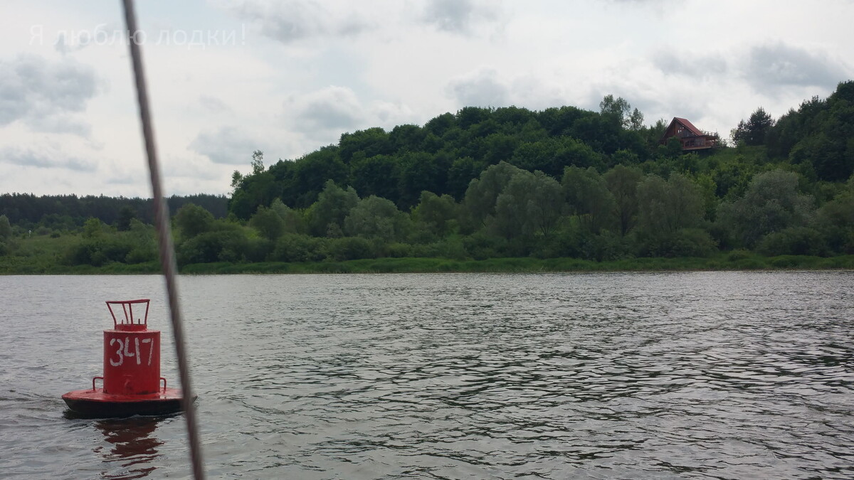 Ещё один домик - на "курьих ножках". Холм оставлен как был