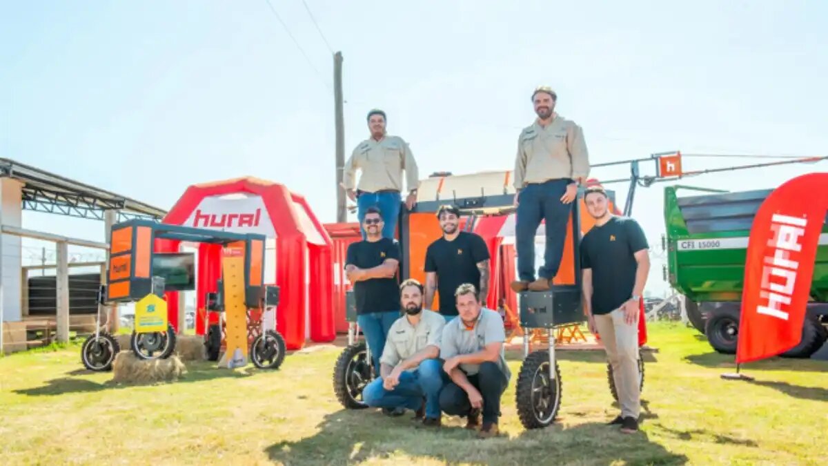 Фото: Леонардо Готтемс / agropages.com
Автономный опрыскиватель Hural Dynamics Rover TR-P200 и его разработчики на бразильской выставке Agrishow 2025