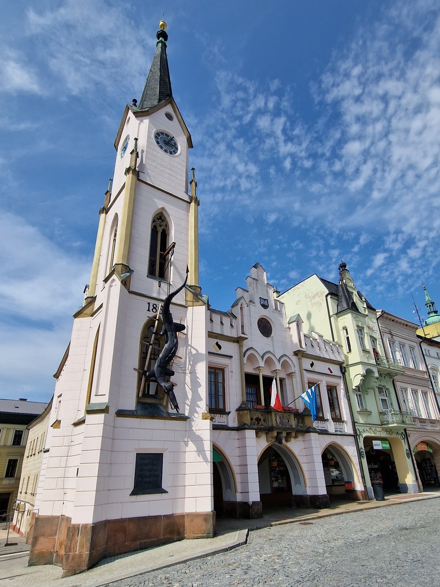 фото автора: вот такого дракона весят на башню в Трутнове. Но у них есть музей дракона и там выставлено чучело настоящего крокодила нильского, прототипа этой скульптуры