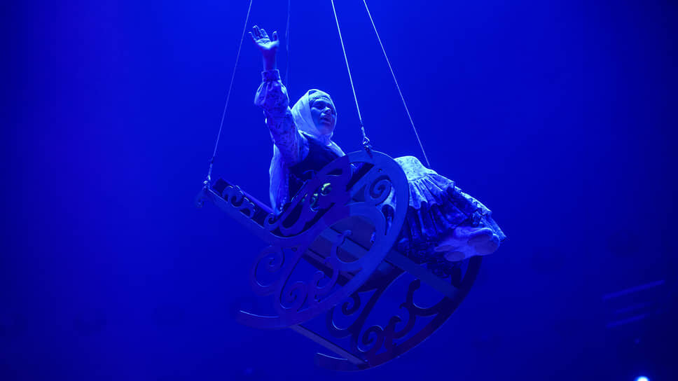 Национальный спектакль-фэнтези «Мирас» в Казанском цирке. Главный режиссер – Евгений Шевцов, главный балетмейстер – Ольга Полтарак, режиссёр-постановщик клоунады и театральных номеров – заслуженный артист РФ Андрей Шарнин, художник-постановщик – Надежда Русс, художник-сценограф и художник визуальных эффектов – Анатолий Нежный..📷Фото: Артемий Шуматов / Коммерсантъ