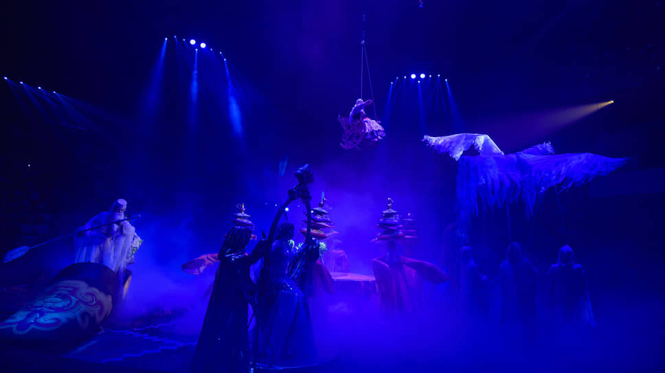 Национальный спектакль-фэнтези «Мирас» в Казанском цирке. Главный режиссер – Евгений Шевцов, главный балетмейстер – Ольга Полтарак, режиссёр-постановщик клоунады и театральных номеров – заслуженный артист РФ Андрей Шарнин, художник-постановщик – Надежда Русс, художник-сценограф и художник визуальных эффектов – Анатолий Нежный..📷Фото: Артемий Шуматов / Коммерсантъ