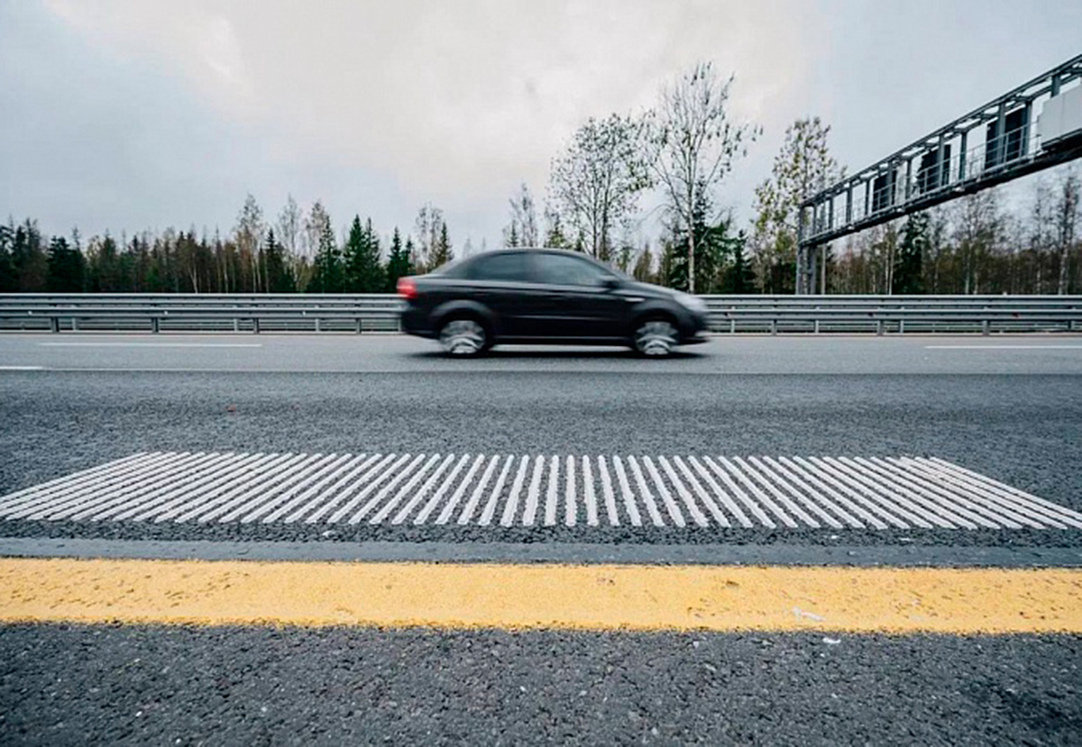 При движении автомобиля по такой разметке возникает вибрация, которая от шин машины передаётся на кузов, вызывая звуки высокой и низкой частоты, из которых и формируется мелодия. Фото: Автодор