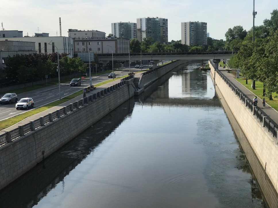 Так и не ставшая чистой и полноводной река Яуза. Фотография Якуцени С.П. ©