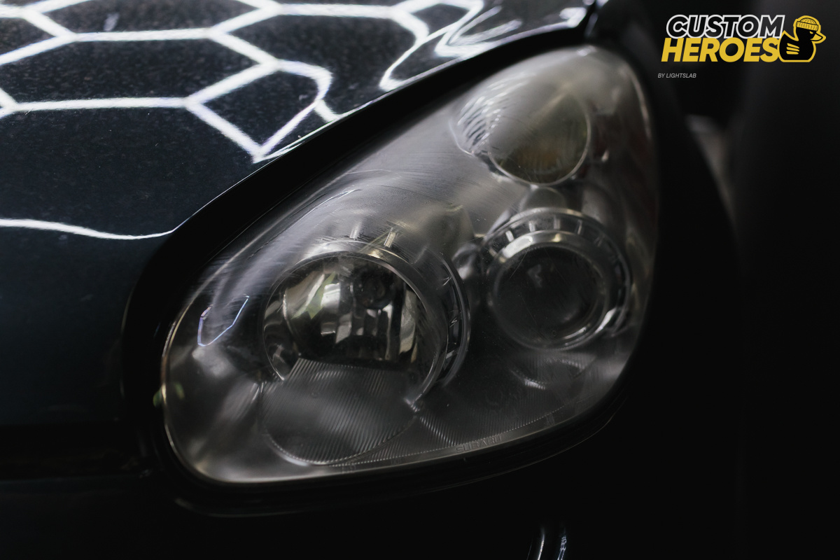 Источник фото: https://custom-heroes.ru/raboty/vid-uslugi/avtosvet/zamena-linz/pochemu-fary-skoda-superb-teryayut-prozrachnost-i-kak-vernut-im-idealnyy-vid/