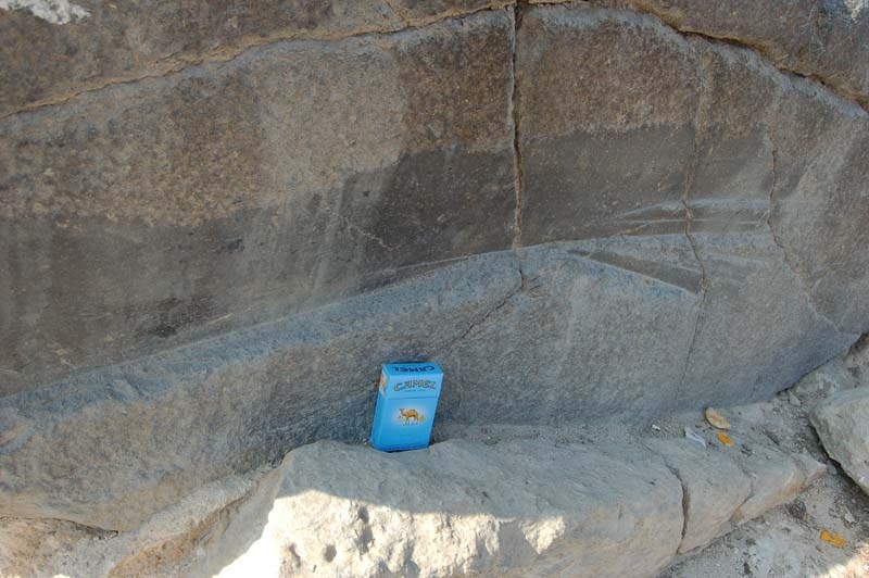 Следы прямой пилы на базальтовом блоке возле Великой пирамиды