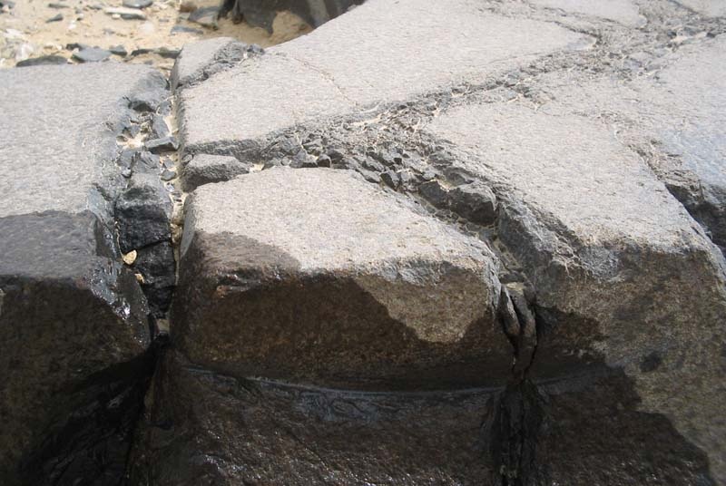 Следы дисковой пилы на базальтовом блоке в храме Усеркафа