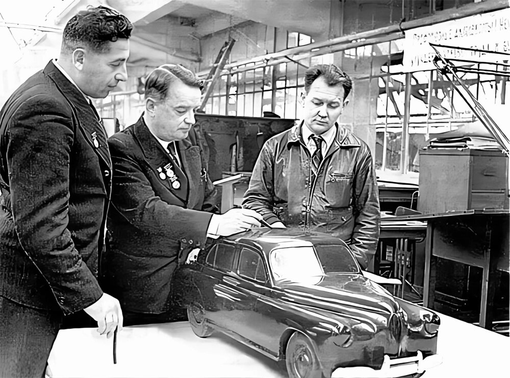    Главный конструктор ГАЗа Андрей Липгарт (в центре) у макета автомобиля «Победа». Фото: Музей истории ГАЗ