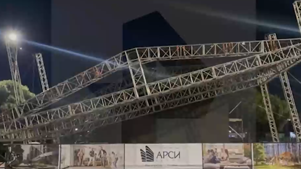     Из-за шторма на Северном Кавказе в Махачкале обрушилась сцена у "Анжи Арены" РЕН ТВ