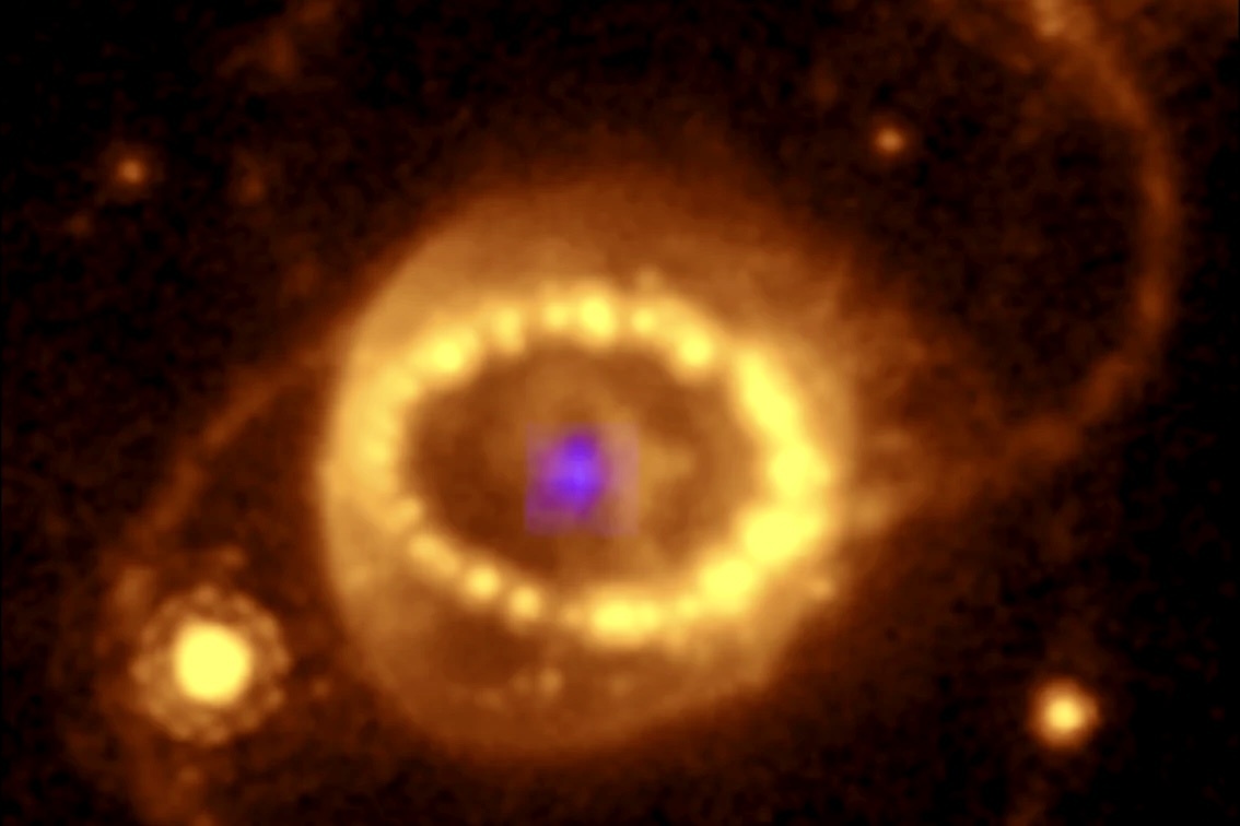 Это изображение, предоставленное исследователем Дж. Ларссоном в феврале 2024 года, созданное из комбинации снимков космического телескопа Хаббл, показывает последствия сверхновой 1987A. Ученые подтвердили, что взорвавшаяся звезда превратилась в нейтронную звезду, один из самых странных объектов во Вселенной. (Дж. Ларссон через AP)

 