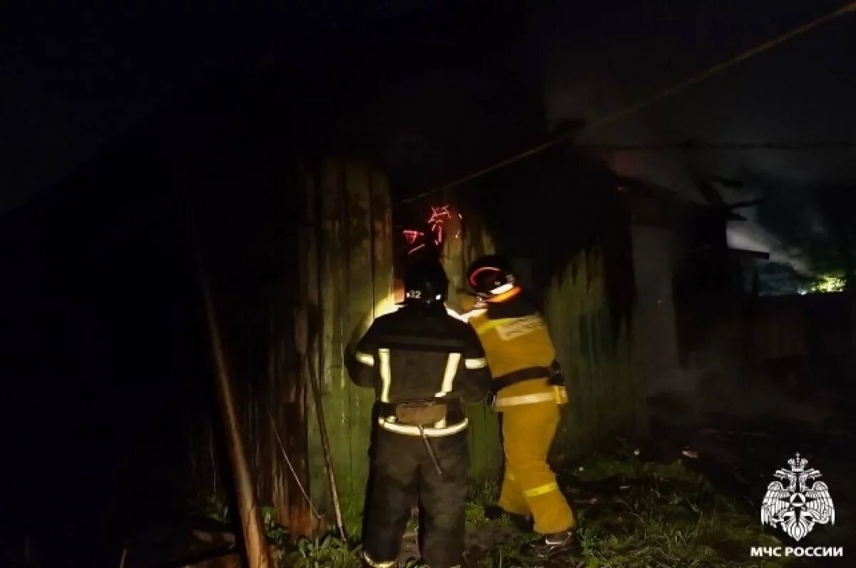    Пожарные во время тушения возгорания нашли в доме тела погибших женщины в возрасте 54 лет и мужчины в возрасте 64 лет