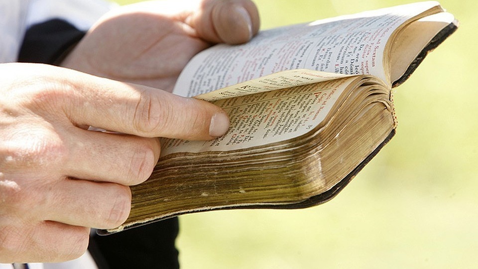 Искусственный интеллект изучил Библию, чтобы найти ее автора: ученые сделали важные выводы