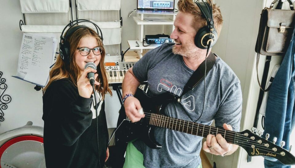    Дочь. Отец. Семья. Источник: Unsplash.com