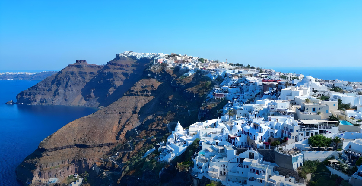 Фира – столица Санторини, раскинувшаяся по краю вулканической кальдеры