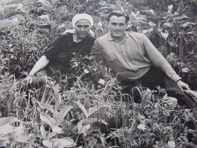 фото автора    мой отец и бабушка, мамина мама.