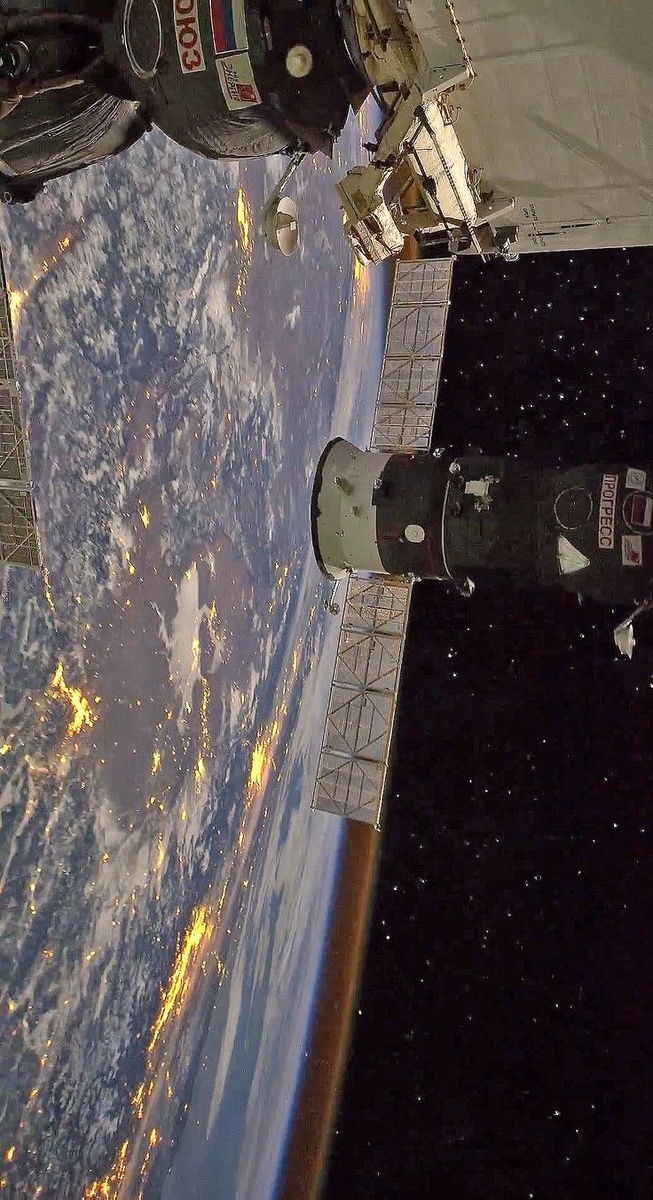 Космос всегда притягивал внимание людей своей загадочностью и величием. Вот 7 необычных фактов, которые вы, возможно, не знали:
	1.	В космосе отсутствует звук — потому что нет воздуха.
	2.	На Венере день длится дольше, чем год.
	3.	Черные дыры могут «петь» — они излучают звуковые волны с низкой частотой.
	4.	Один килограмм на Земле весит всего 38 граммов на Марсе.
	5.	В космосе растут кристаллы размером с кулак.
	6.	Солнечные вспышки могут повлиять на работу спутников и GPS.
	7.	На Международной космической станции есть тренажерный зал.