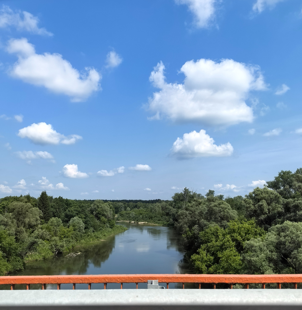 Проезжаем реки и речушки.