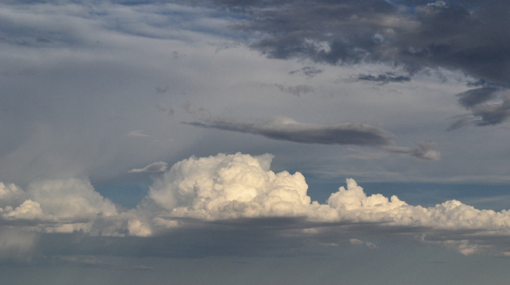    Облака весят как 100 слонов и вот почему они не падают на нас