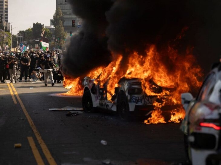     Беспорядки на улицах Лос-Анджелеса. Источник: CNN.