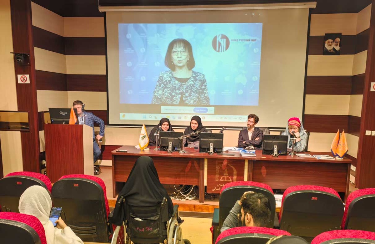 Исполнительный директор фонда "Русский мир" Татьяна Шлычкова выступила перед участниками семинара в Университете Тарбиат Модарес по видеосвязи. Фото предоставлено учебно-издательским центром "Златоуст"