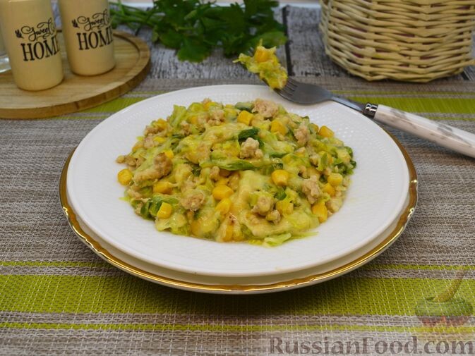 капуста белокочанная, фарш куриный, кукуруза консервированная, сыр твёрдый, лук репчатый, сметана, мука, соль, масло растительное