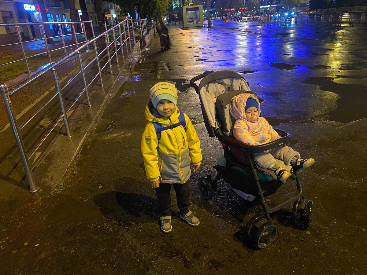 Вот таким составом, плюс Кирилл, мы поехали на север. Я всегда с детьми на поездах еду одна, без мужа