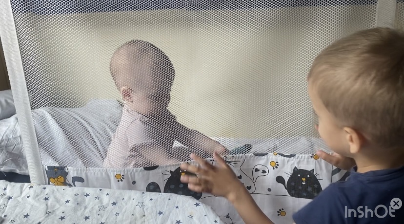 У меня есть вот такой манеж, потому как Вероника и Артемий пока не чувствуют край и могу свалиться. 