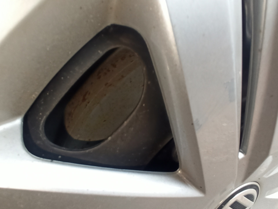 Если не присматриваться, то с этого ракурса глаза-то даже не мозолит