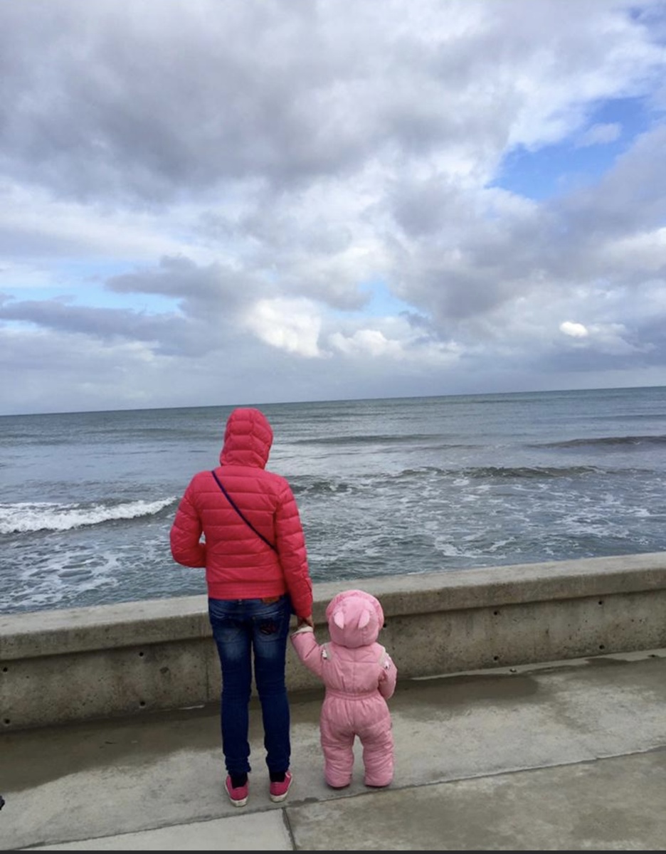 На первом году жизни знакомлю малышку с зимним Кипром. Именно тут она справила свой первый День Рождения.