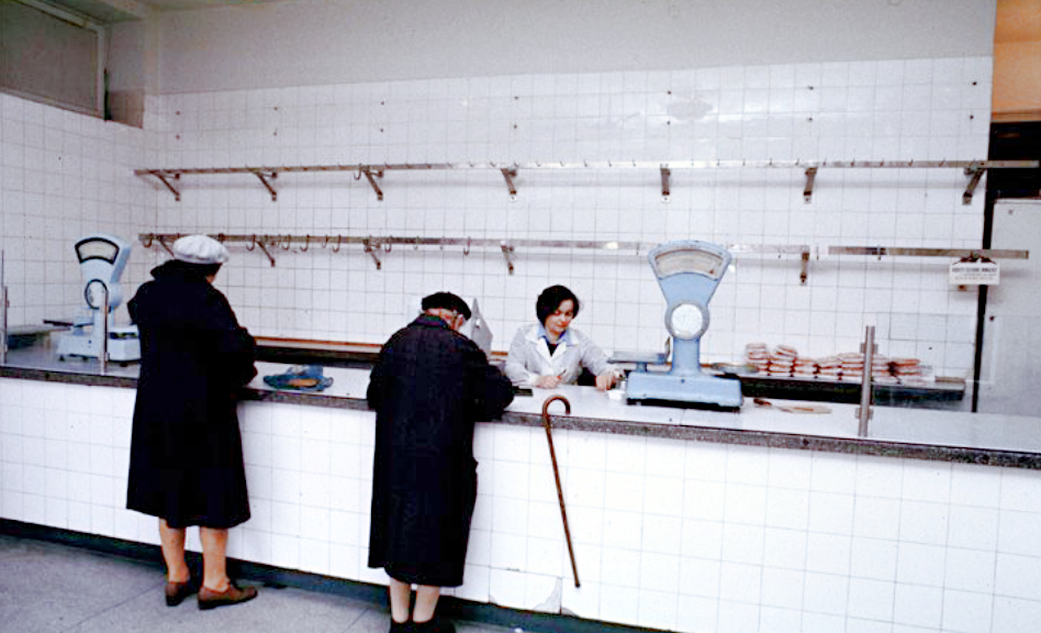 Пустые полки магазинов времён позднего СССР.