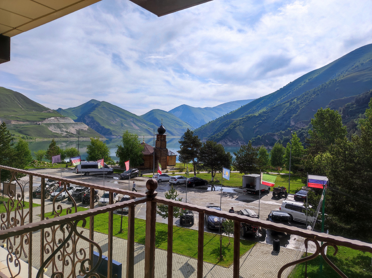 Вид с балкона на озеро.