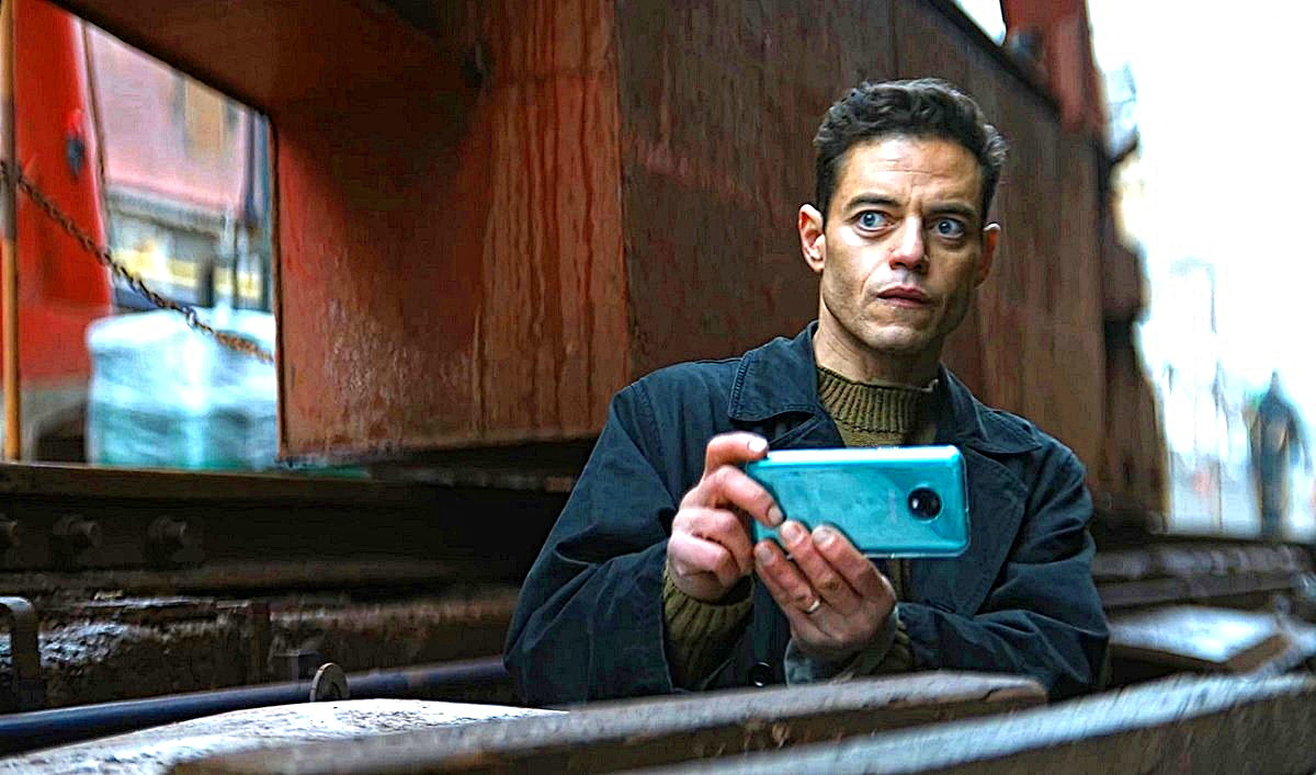 Обычное дело: американский шпион в русском порту. По-русски не говорит, ходит со смартфоном, всё в открытую снимает. Даже ловить такого неинтересно. 