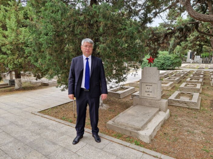 Алексей Цыденов возложил цветы к мемориалу советским танкистам в Шеньяне / фото: телеграм-канал главы Бурятии