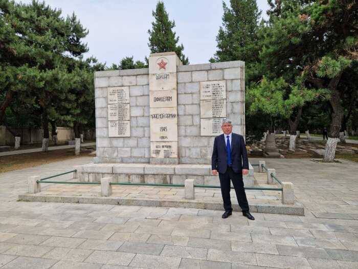 Алексей Цыденов отметил, насколько важна память о воинах, одолевших японских милитаристов / фото: телеграм-канал главы Бурятии 