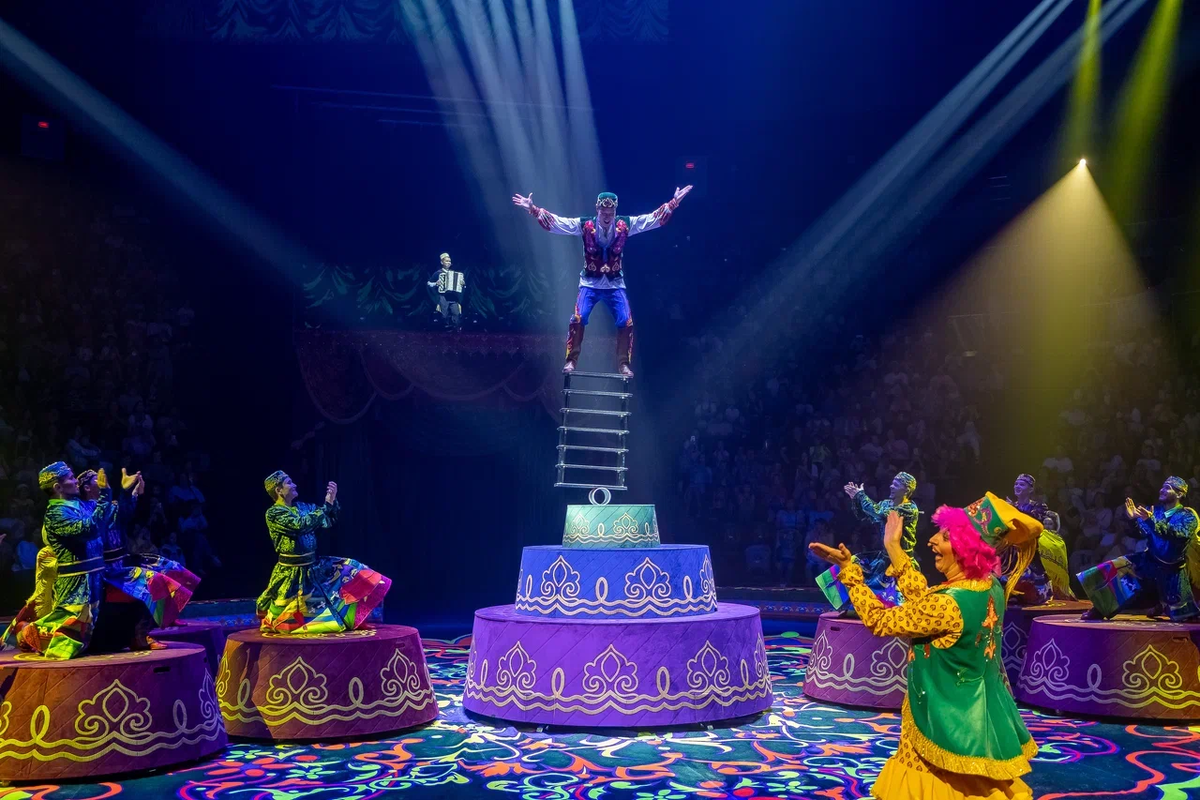 Заслуженный артист Республики Тыва Демир Хертек показывает чудеса баланса на катушках