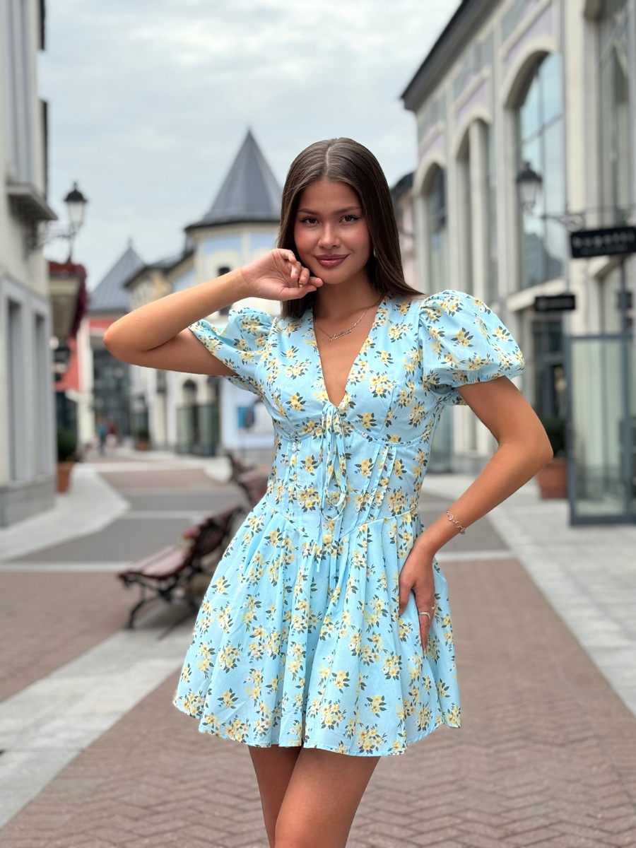 💙 Голубое платье — выбор мечтательницы. Оно будто создано для прогулок по старым улочкам, кофе на летней веранде и нежных фото на закате. Особенно красиво смотрится с золотыми украшениями и белыми балетками.