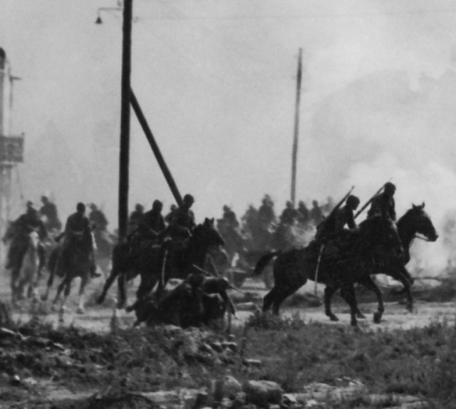 Польская кавалерия (11-й уланский полк?) выдвигается на позиции при Сохачеве, сентябрь 1939.
На переднем плане падает всадник, сраженный вместе с конем.