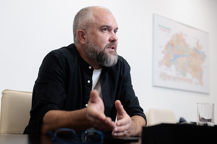    Георгий Казакевич: «Самое опасное в фонтанах — неграмотно установленное электрооборудование. В первую очередь это может стать поражающим фактором для здоровья и жизни людей».   
Фото: Сергей Елагин