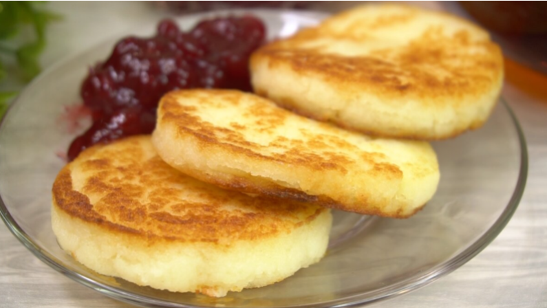 На замену манной каше готовлю "Манники" - забытый рецепт из детства. Такую... кашку едят все...