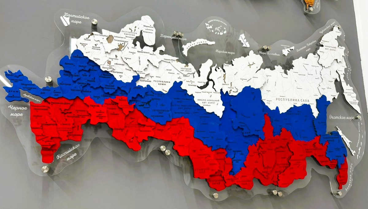 Карта в цветах триколора на подложке из оргстекла с подсветкой