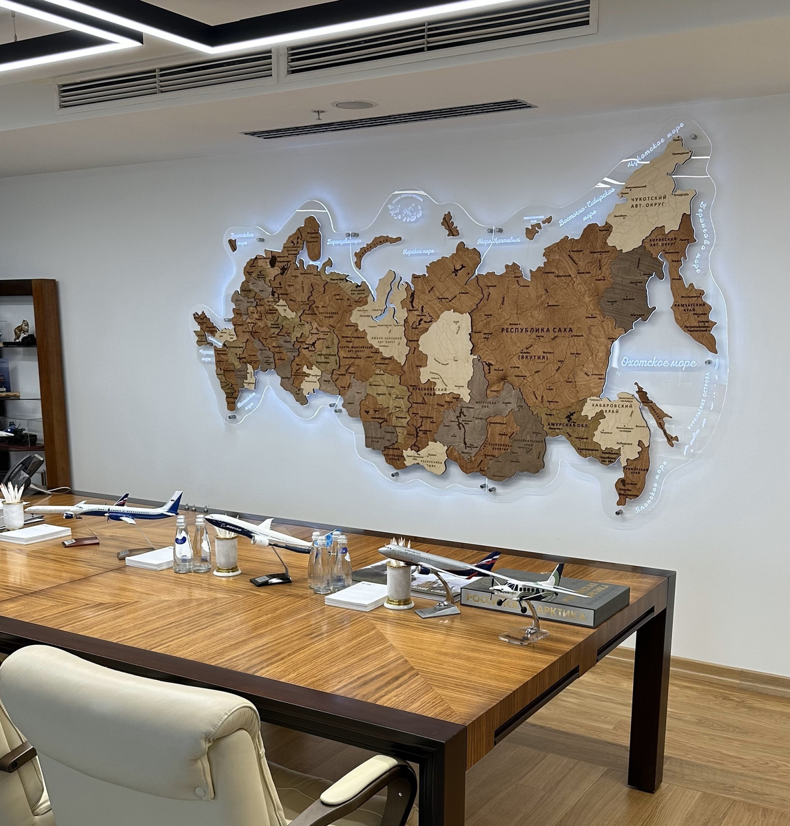 Карта в кофейно-молочных оттенках на подложке из оргстекла с подсветкой